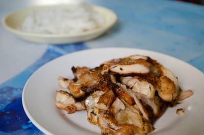 ไก่ย่างหนังกรอบมาเป็นจาน ไม่มีกระดููก รสชาดดีมากครับ นำจิ้มรสชาดยังไม่ค่อยโดน ที่ ร้านอาหาร ครัวป้าแก้ว