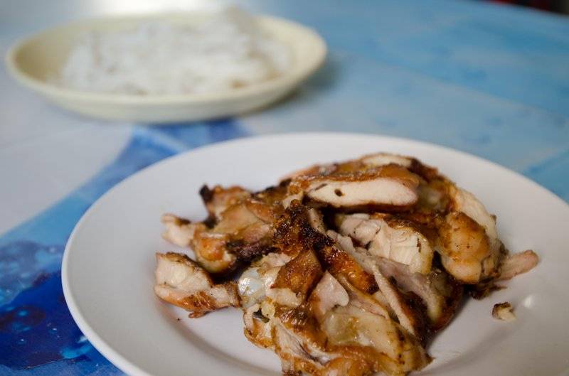 ไก่ย่างหนังกรอบมาเป็นจาน ไม่มีกระดููก รสชาดดีมากครับ นำจิ้มรสชาดยังไม่ค่อยโดน ที่ ร้านอาหาร ครัวป้าแก้ว