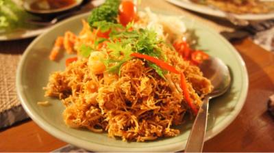 หมี่กรอบ ที่ละ 120บาท ที่ ร้านอาหาร บ้านต้นปาล์ม (House Of Palm)