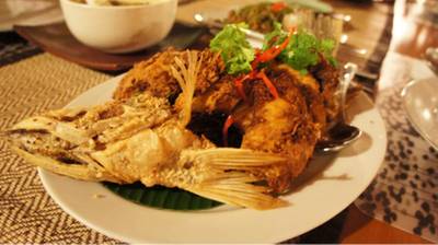 ปลาทอดขมิ้น กิโลละ 50บาท จานนี้ 450 บาท ที่ ร้านอาหาร บ้านต้นปาล์ม (House Of Palm)