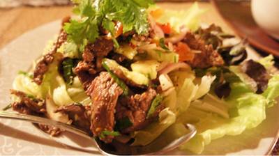 สลัดเนื้อ 120 บาท ที่ ร้านอาหาร บ้านต้นปาล์ม (House Of Palm)