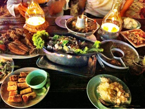 ทะเล๊ ทะเล ปลากระพงทอดน้ำปลา หมึกไข่นึ่งมะนาว ต้มยำรวมมิตร ที่ ร้านอาหาร ปรายทะเล ซีฟู๊ด