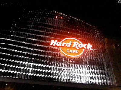 เห็นป้ายโดดเด่นมาแต่ไกล  ถึงร้านแล้วค่า ที่ ร้านอาหาร Hard Rock Cafe Bangkok