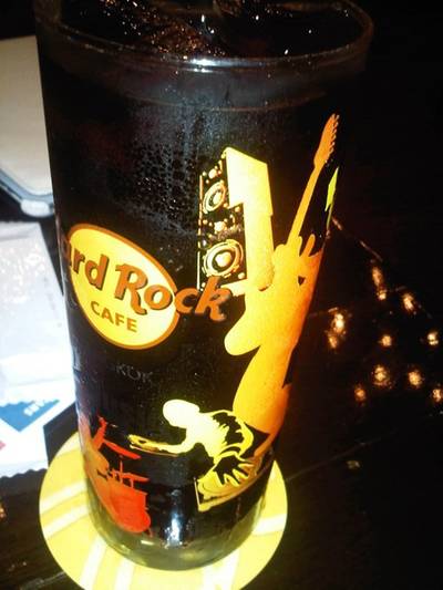 เป๊ปซี่รีฟิว(119 บาท) ได้แก้วเก๋ๆ กลับบ้านด้วย ที่ ร้านอาหาร Hard Rock Cafe Bangkok