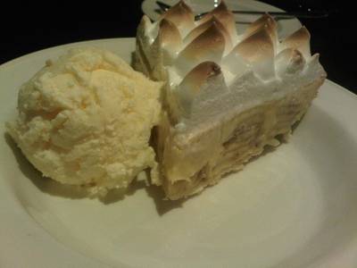 Banana cream pie (220 บาท) หอม หวาน นุ่ม ละมุนลิ้น ที่ ร้านอาหาร Hard Rock Cafe Bangkok