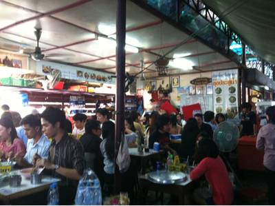 คนแน่น ที่ ร้านอาหาร ก๋วยเตี๋ยวเรือ ลุงประตูน้ำ