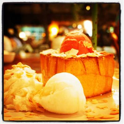 Honey toast original ไอศกรีมเงาะและเสาวรส 189บาท ที่ ร้านอาหาร iberry เชียงใหม่