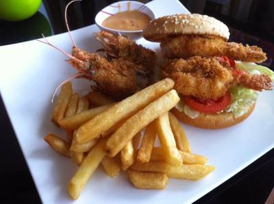 เบอร์เกอร์กุ้งกรอบ เมนูแนะนำของห้องอาหารบ้านสาทร ที่ ร้านอาหาร Baan Sathorn Restaurant เบอร์เกอร์กุ้งกรอบ เมนูแนะนำของห้องอาหารบ้านสาทร ที่ ร้านอาหาร Baan Sathorn Restaurant