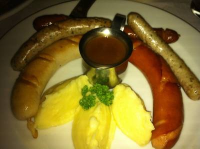 ไส้กรอกรวม ที่ ร้านอาหาร HOBS Bar & Restaurant  Aree Garden