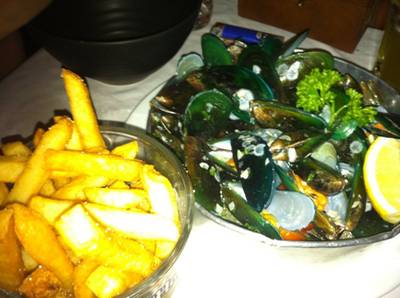 หอยแมลงภู่อบกระเทียม ที่ ร้านอาหาร HOBS Bar & Restaurant  Aree Garden