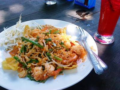ผัดไทยเกี๊ยวกรอบกับแดงมะนาวโซดา ที่ ร้านอาหาร โกดัง