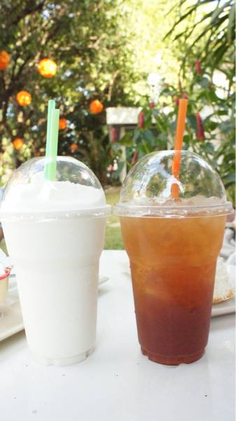 นมคาราเมล 70บาท + ชาพีชเย็น 60บาท ที่ ร้านอาหาร Mont Blanc