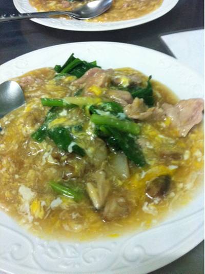 เส้นใหญ่ราดหน้าหมู.ตีไข่ในน้ำ.เด็ดมาก! ที่ ร้านอาหาร เล้งกี่ ราดหน้าฮ่องกง (สามย่าน)