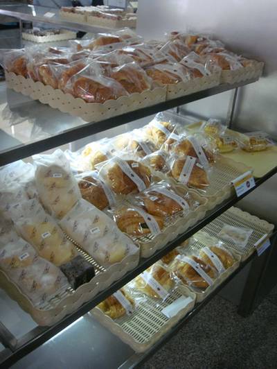 ขนมปังเรียงราย ที่ ร้านอาหาร วิคตอรี่เบเกอรี่