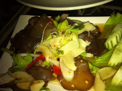 ยำเห็ดรวม จี๊ดจ๊าดดดด ที่ ร้านอาหาร สตูเฟ่