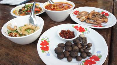 เห็ดผอบน้ำพริกข่า 97บาท ที่ ร้านอาหาร ต๋อง อาหารพื้นเมือง