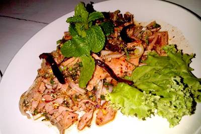 ลาบแซลมอน ที่ ร้านอาหาร Tuscany Thai Cuisine