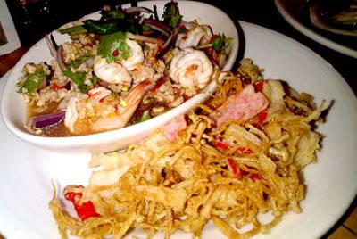 ยำเห็ดเข็มทองกรอบ ที่ ร้านอาหาร แจ่วฮ้อน (ท่าขอนยาง)