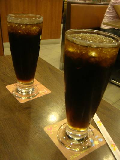 สั่งอาหารไปแล้ว กินน้ำรอ ที่ ร้านอาหาร Yayoi Esplanade Ratchada