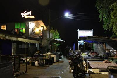 ทางเข้า ที่ ร้านอาหาร ชวนมา