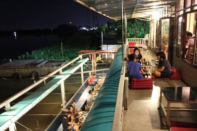 ริมระเบียงชั้น 2 ที่ ร้านอาหาร ชวนมา