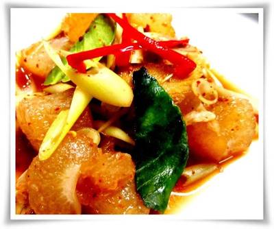 เอ็นแก้วหมูคั่ว ที่ ร้านอาหาร Bee Gin