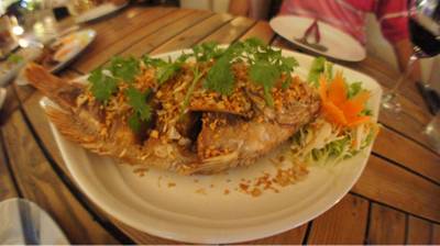 ปลาทับทิมทอดขมิ้น ที่ ร้านอาหาร MONKEY CLUB