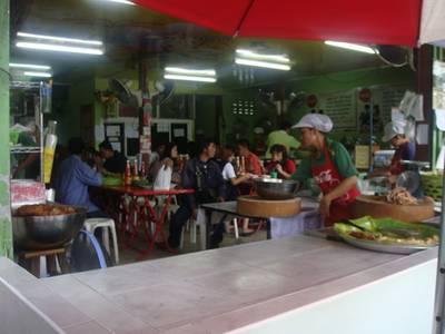 ต่อคิวซื้อข้าวอยู่ครับ ^^ ที่ ร้านอาหาร หมูทอดเจ๊จง หลังโลตัสพระราม 4