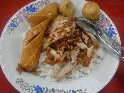 รอมาประมาณ 10 นาทีก็ได้มาแล้วว ที่ ร้านอาหาร หมูทอดเจ๊จง หลังโลตัสพระราม 4