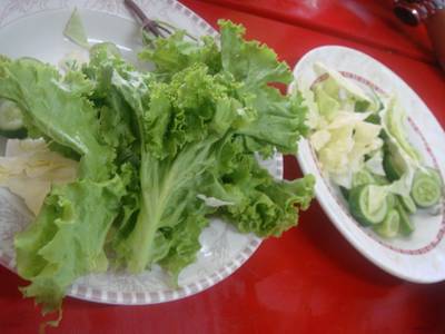 ผัก "ฟรี" ที่ ร้านอาหาร หมูทอดเจ๊จง หลังโลตัสพระราม 4