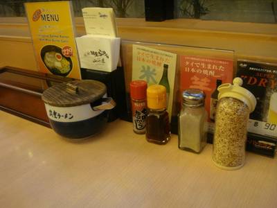 เครื่องปรุงบนโต๊ะ ที่ ร้านอาหาร Yamagoya Ramen ทองหล่อ 13