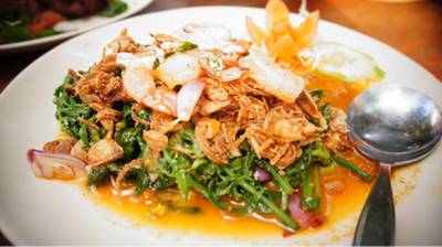 ยำผักกูดกุ้ง 120บาท ที่ ร้านอาหาร ธารทองลอดจ์