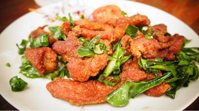 หมูทอดกระเทียมโทน 120บาท ที่ ร้านอาหาร ธารทองลอดจ์