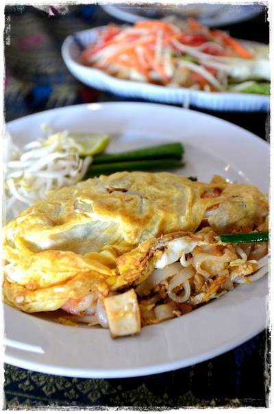 ผัดไทยห่อไข่ ที่ ร้านอาหาร เรือนทอง