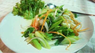 ยำคะน้ากุ้งสด 120บาท ที่ ร้านอาหาร สวนอาหารบ้านกังหัน