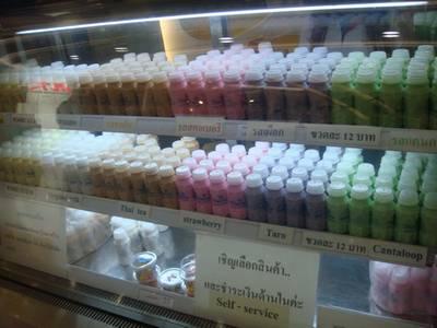 นมวางเรียงราย ที่ ร้านอาหาร Milky Way