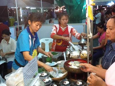 ขนมบ้านคุณยาย ออกงานชลบุรีแฟร์ 3-7ธค.54 ที่ ร้านอาหาร ขนมบ้านคุณยาย อ่างศิลา 133 ปี