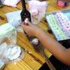 ปั้นก้อนแป้งเท่าลูกมะนาวใส่ในช่องพิมพ์ ที่ ร้านอาหาร ขนมบ้านคุณยาย อ่างศิลา 133 ปี