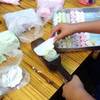 ออกแรงกดพิมพ์ เส้นแป้งลอดรูเล็กๆออกมาเป็นเหมือนรังนก ที่ ร้านอาหาร ขนมบ้านคุณยาย อ่างศิลา 133 ปี