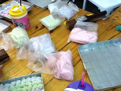 แป้งขนมเตรียมไว้ก่อนกดแม่พิมพ์ ที่ ร้านอาหาร ขนมบ้านคุณยาย อ่างศิลา 133 ปี