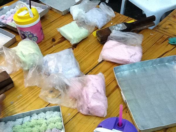 แป้งขนมเตรียมไว้ก่อนกดแม่พิมพ์ ที่ ร้านอาหาร ขนมบ้านคุณยาย อ่างศิลา 133 ปี