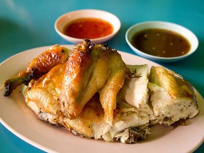 ไก่ย่าง แห้งพอดีๆ ที่ ร้านอาหาร ส้มตำหน้าเมือง พัทยาเหนือ