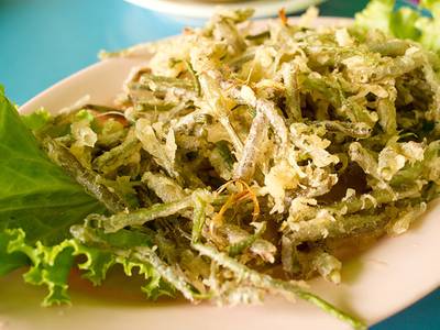 ยำผักบุ้งกรอบ สไลด์เป็นเส้นบางอร่อย ที่ ร้านอาหาร ส้มตำหน้าเมือง พัทยาเหนือ