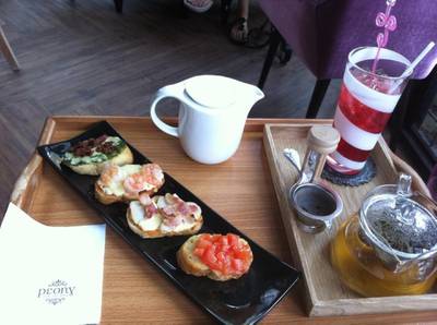 บรูเกสต้านานาหน้า...ถ่ายร่วมกับเซ็ทชาร้อน..และsignatureของร้าน ที่ ร้านอาหาร Peony Tea Room The Circle The Circle