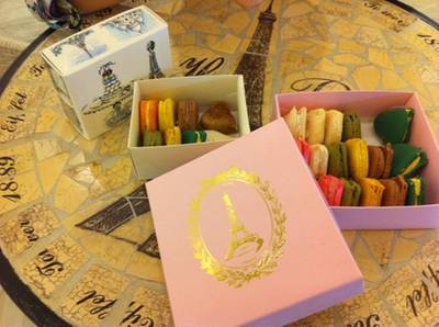 มาการองสีสันสดใสของร้านนี้้จ้า ที่ ร้านอาหาร Lacerise