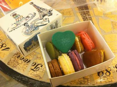 มาการองมีให้เลือกหลายรสชาติ ที่ ร้านอาหาร Lacerise
