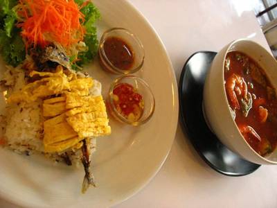 บ้านกลางซอย (ซอยสวนอ้อย) ข้าวแมวกับแกงส้ม อันนี้เลิฟๆค่ะ ที่ ร้านอาหาร บ้านกลางซอย (ซอยสวนอ้อย)