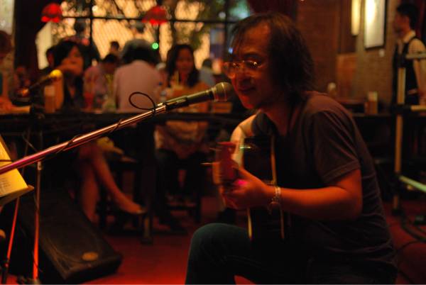 ชีพชนก. ออกอัลบั้มอคูสติกแล้วชื่อ ปากกากับกีตาร์โปร่ง ที่ ร้านอาหาร Saxophone Pub & Restaurant