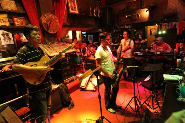 วงอานนท์แจ๊ส จันทร์อังคาร ที่ ร้านอาหาร Saxophone Pub & Restaurant
