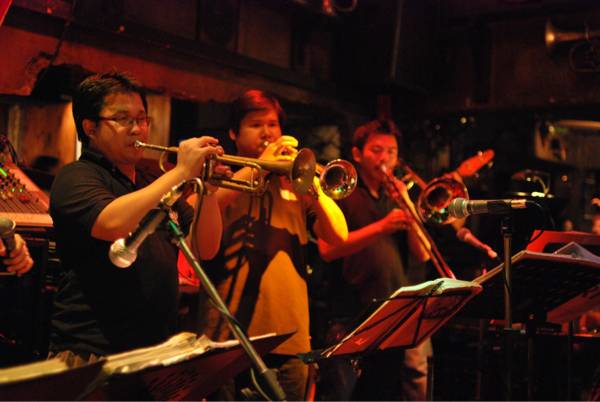 วง JRP little big band พุธพฤหัส ที่ ร้านอาหาร Saxophone Pub & Restaurant